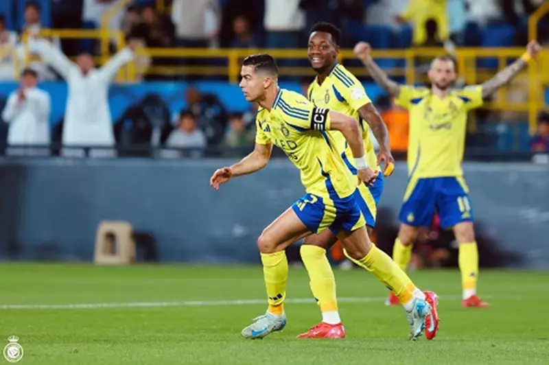 رونالدو يحقق إنجازًا قاريًا.. اتحاد كرة القدم يكرّم النصر بهدية مميزة